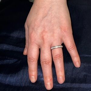 Elegant White Gold Ring with Diamonds